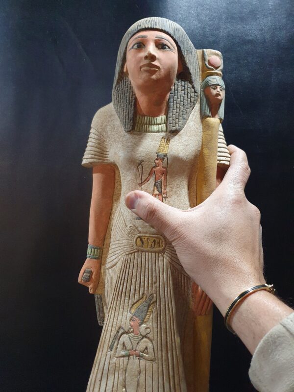 Queen HATSHEPSUT holding the stick of HATHOR and in her chest Amon Raa ...